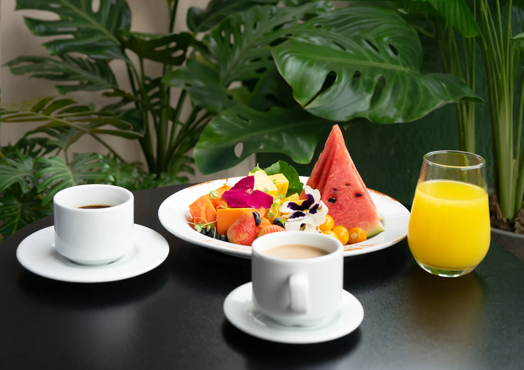 Desayuno con fruta, jugo de naranja y café en Golden Valley Hotel