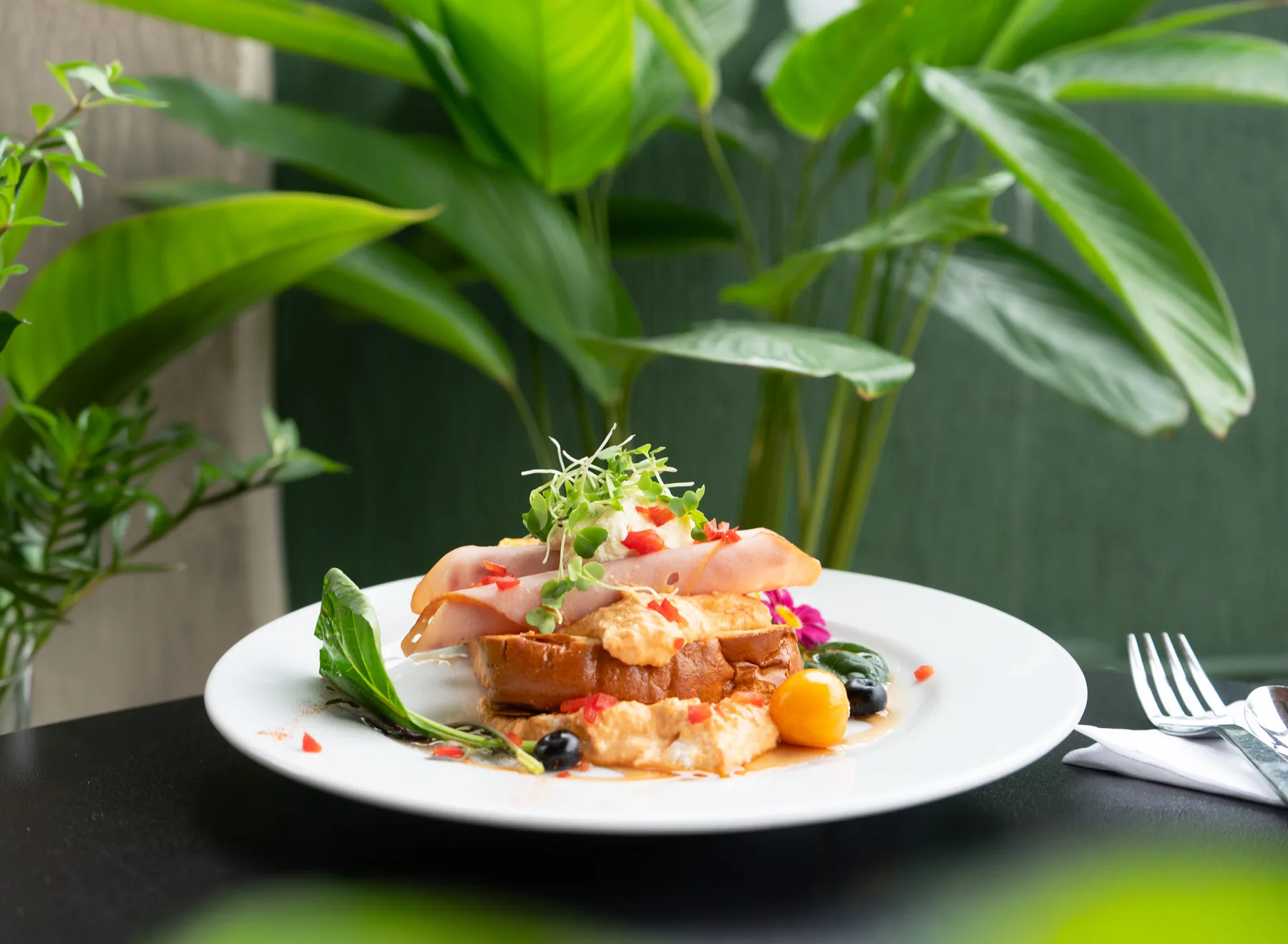Desayuno de brioche con huevo y microgreens en Golden Valley Hotel