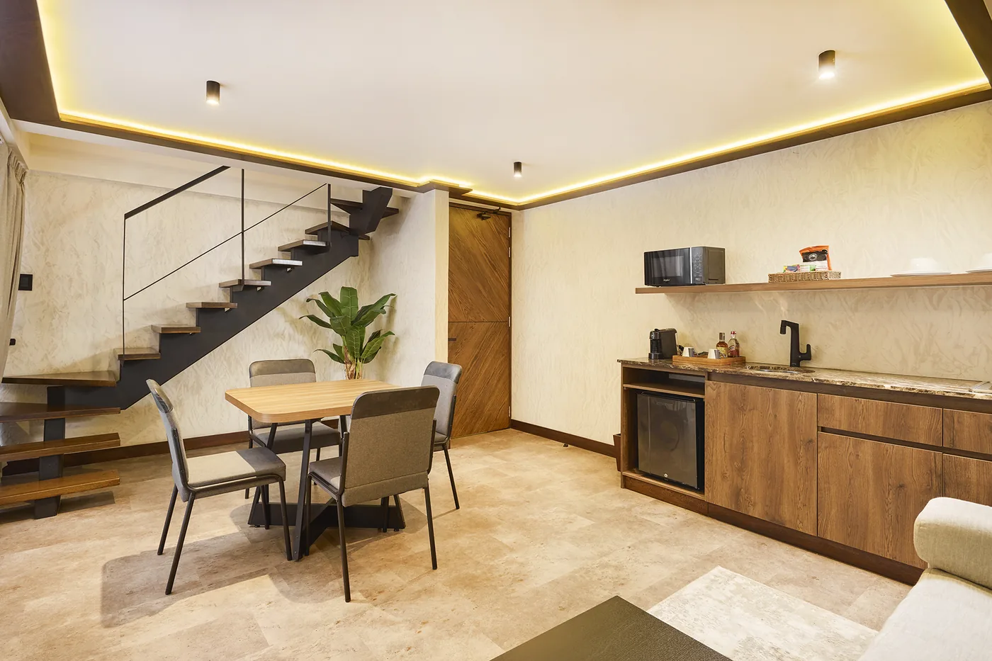 Suite Duplex Familiar de Golden Valley Hotel con escalera al segundo nivel