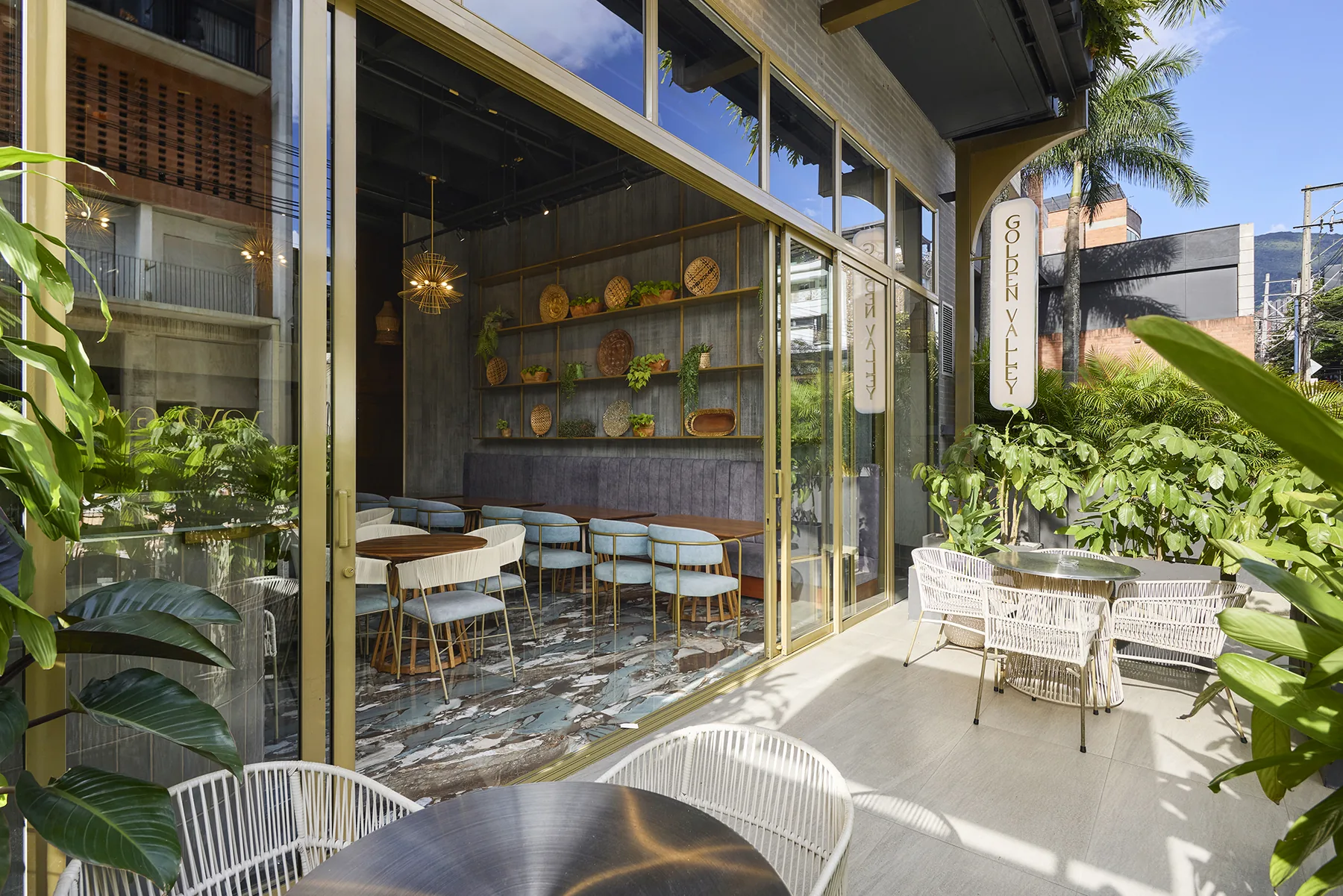 Terraza de Áureo a nivel de calle en El Poblado, Medellín
