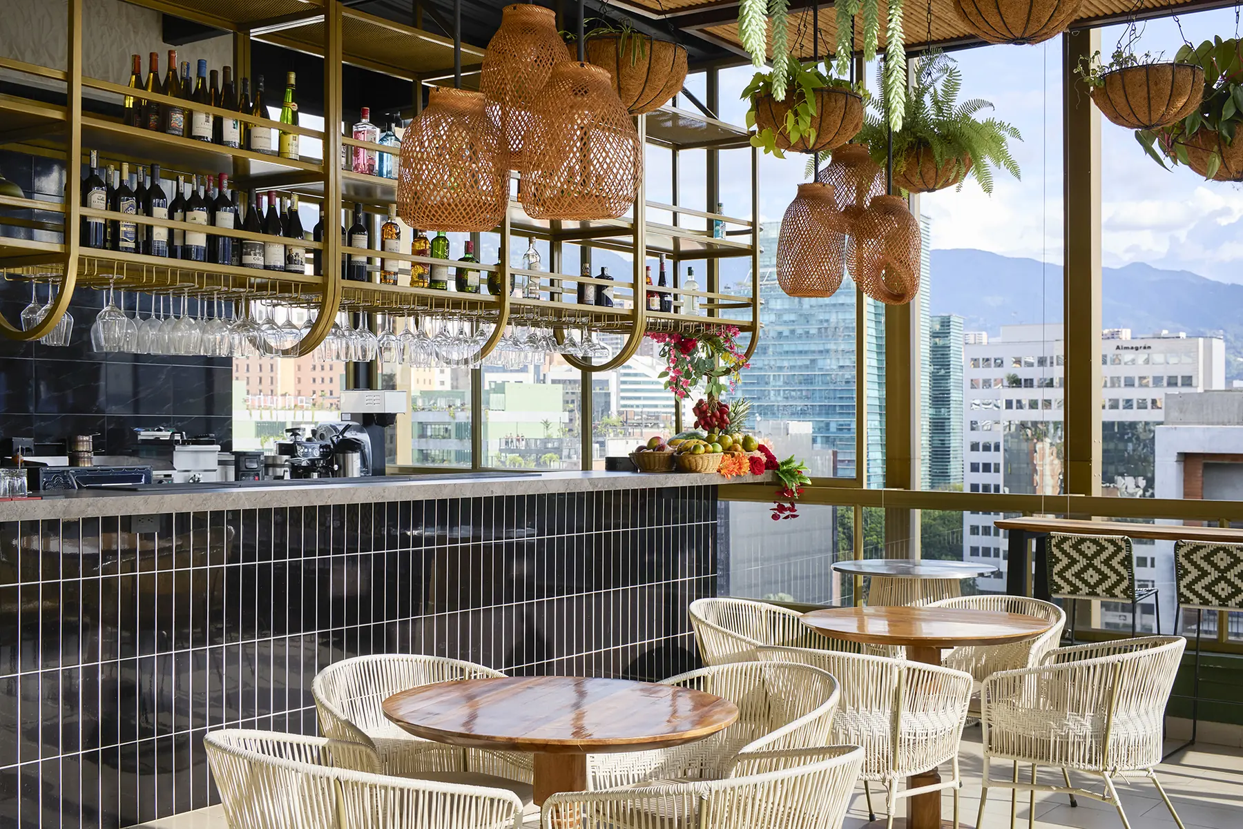 Detalle de la barra del rooftop con botellas y copas