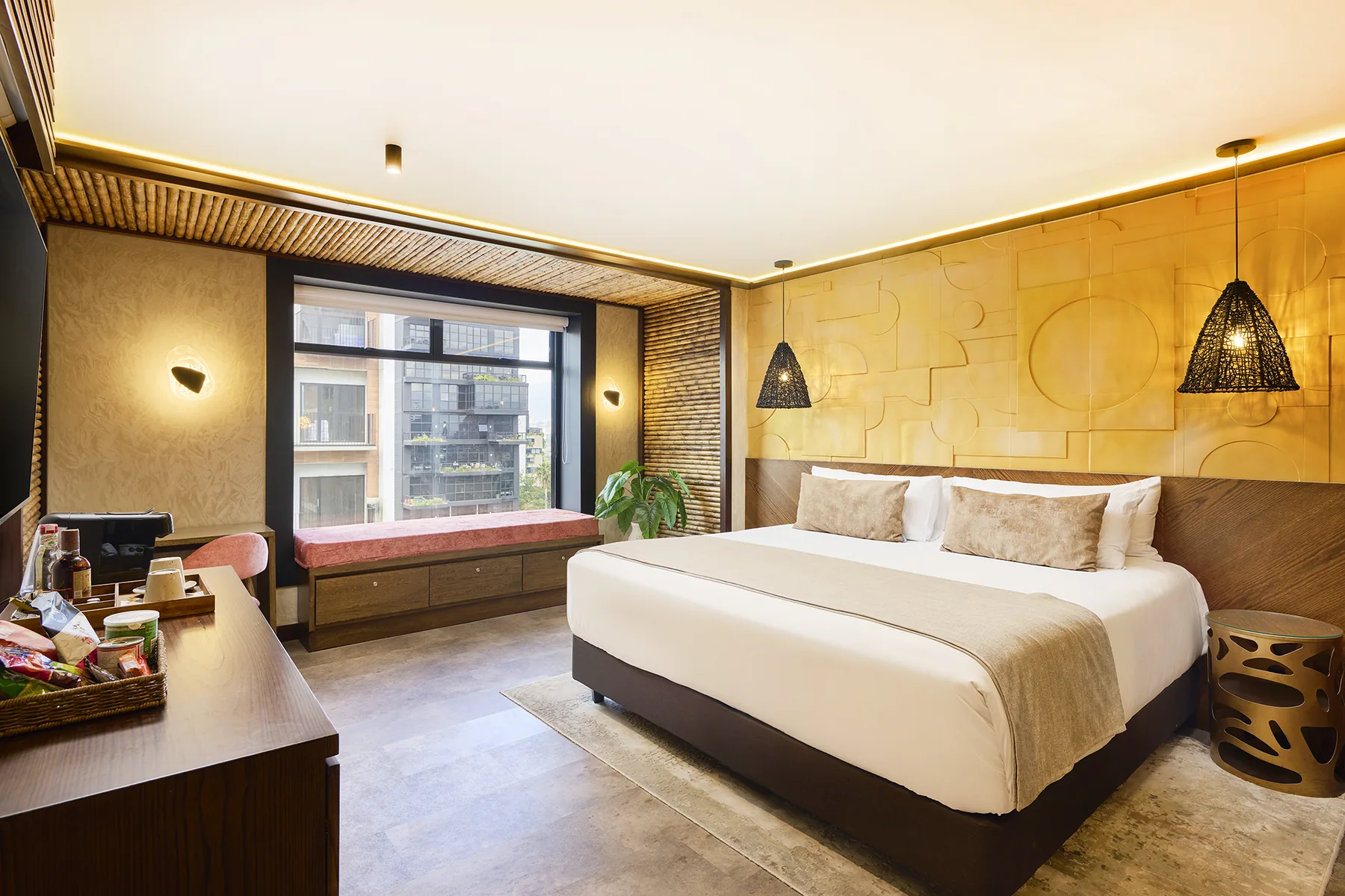 Suite Deluxe vista desde la puerta, con banca junto a la ventana