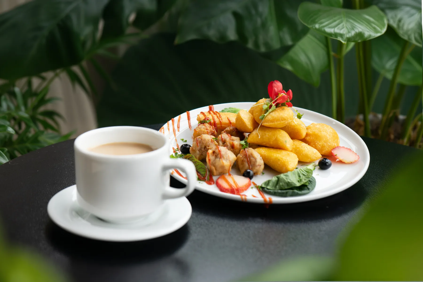 Buñuelos y almojábanas con café con leche