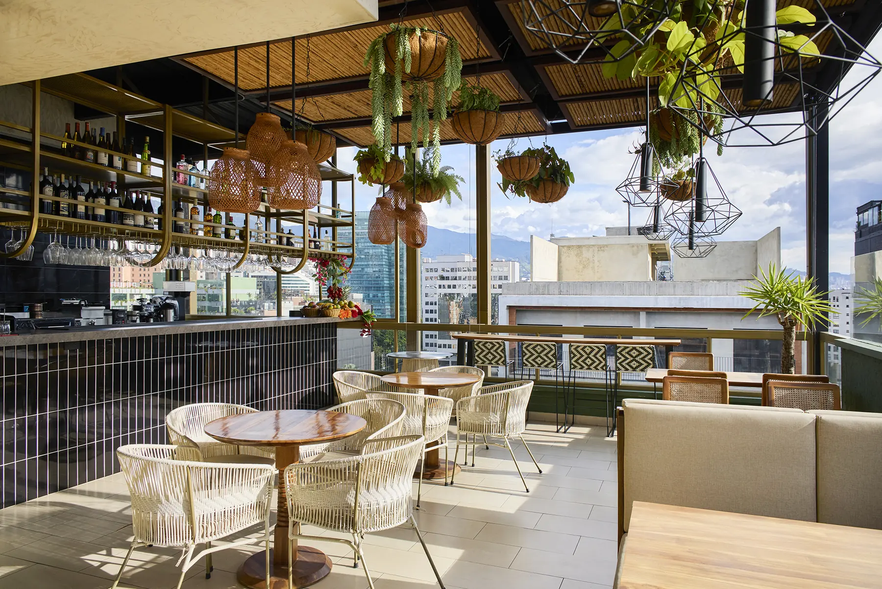 Barra dorada del Rooftop by Áureo en Golden Valley Hotel