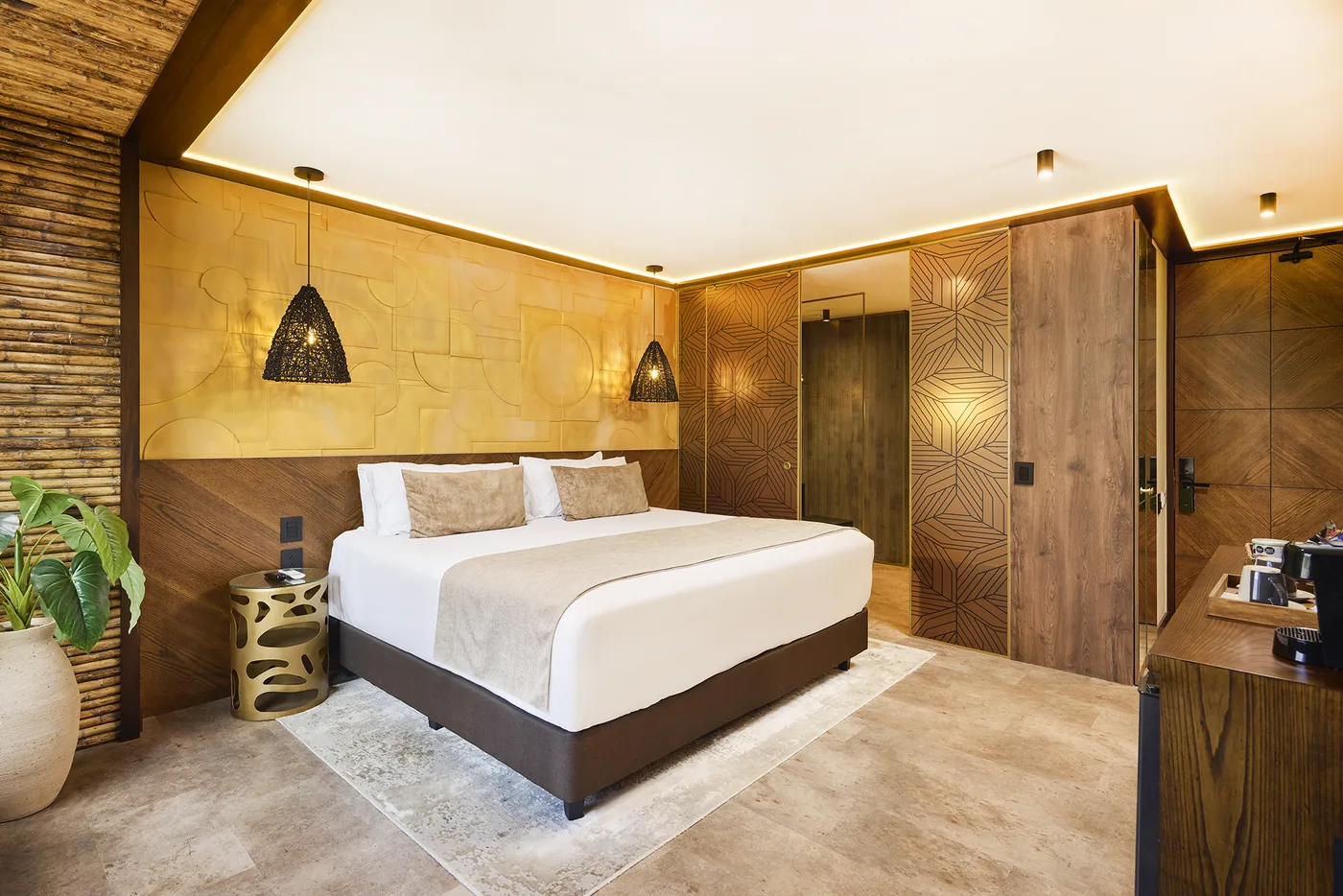 Suite Deluxe de Golden Valley Hotel con cama king y muros de bambú