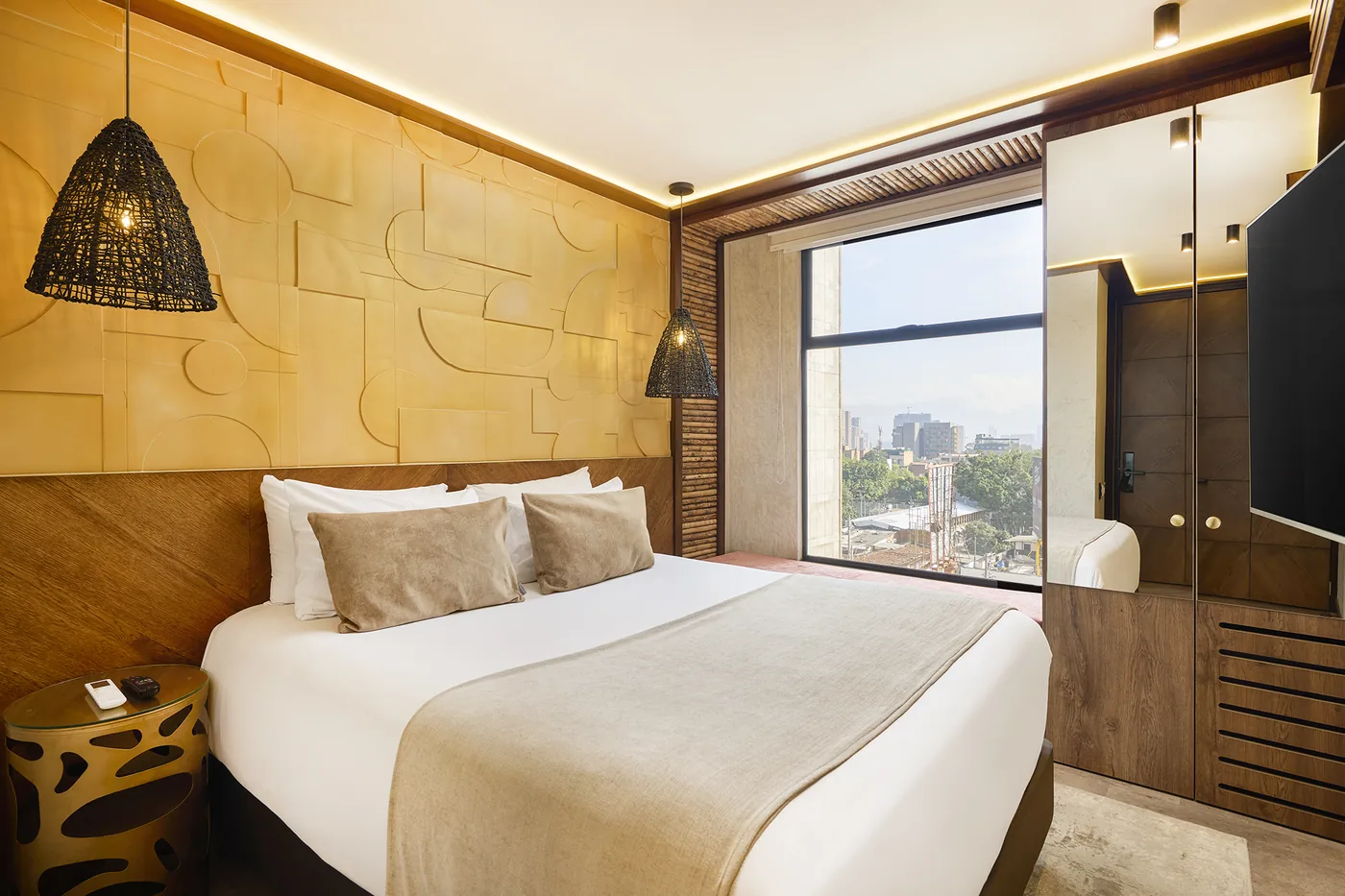 Suite Ejecutiva de Golden Valley Hotel con cama king y ventanal con banca