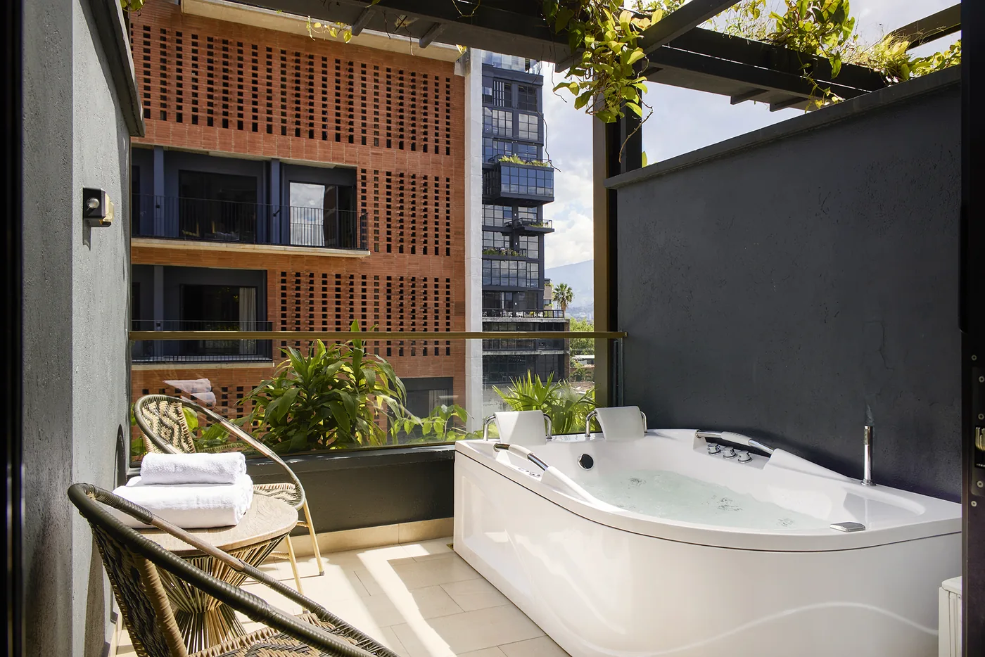 Suite Exclusiva con jacuzzi privado en el balcón de Golden Valley Hotel