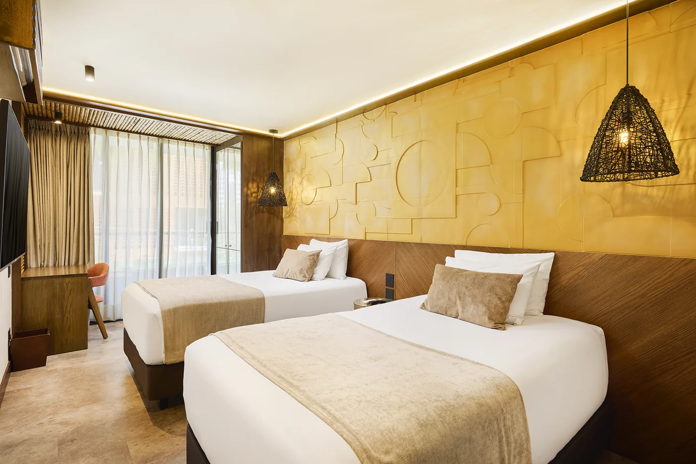 Twin Superior con Balcón de Golden Valley Hotel: dos camas y ventanal corredizo